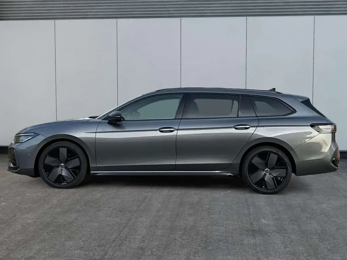 Neu VW Passat R-line 193 PS (141 kW) 2025 Diabasgrau metallic Kombi