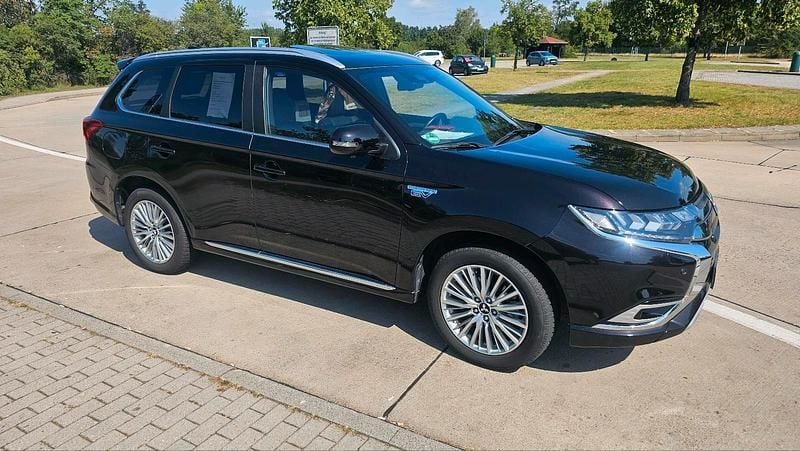 Schwarz Gebraucht 2019 Mitsubishi Outlander P-HEV Top SUV | 23.999 € (Guter Preis) - Bild 1/4