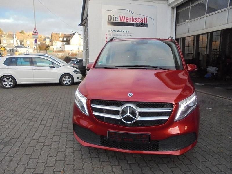 Gebraucht Mercedes V250 Avantgarde Edition 190 PS (139 kW) 2022 Rot Van / Kleinbus