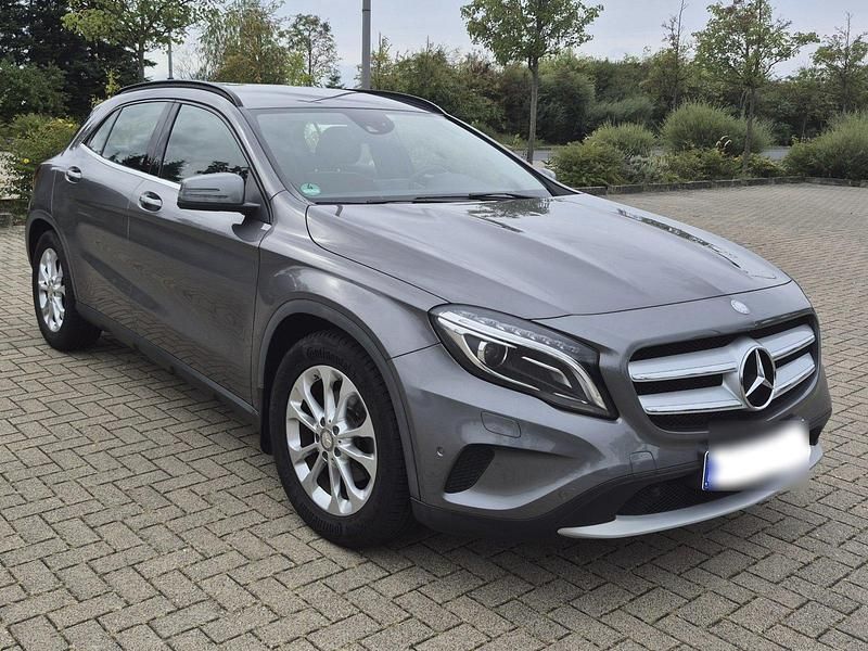 Grau Gebraucht 2014 Mercedes GLA200 SUV | 14.850 € (Fairer Preis) - Bild 1/4