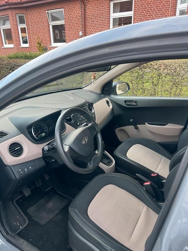 Gebraucht Hyundai i10 67 PS (49 kW) 2014 Grau Kleinwagen