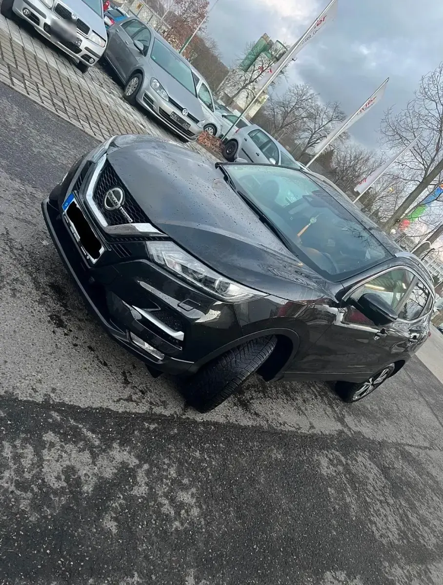 Gebraucht Nissan Qashqai 116 PS (85 kW) 2018 Schwarz SUV