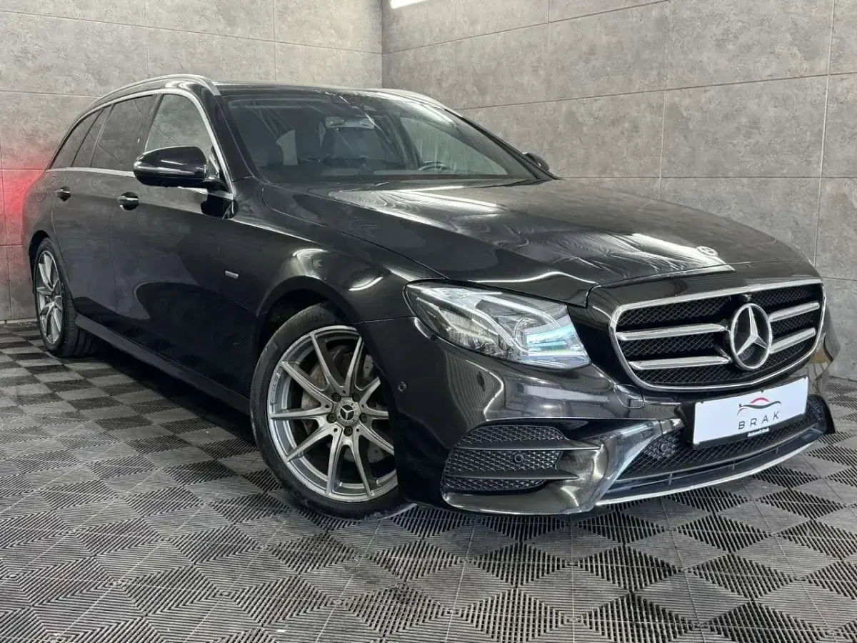 Gebraucht Mercedes E220 AMG 194 PS (142 kW) 2020 Obsidianschwarz Kombi