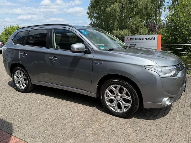Grau Gebraucht 2014 Mitsubishi Outlander P-HEV Instyle Van / Kleinbus | 15.490 € (Guter Preis) - Bild 1/4