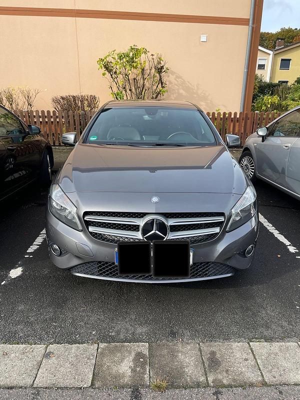 Andere farben Gebraucht 2014 Mercedes 200 Limousine | 12.000 € - Bild 1/4