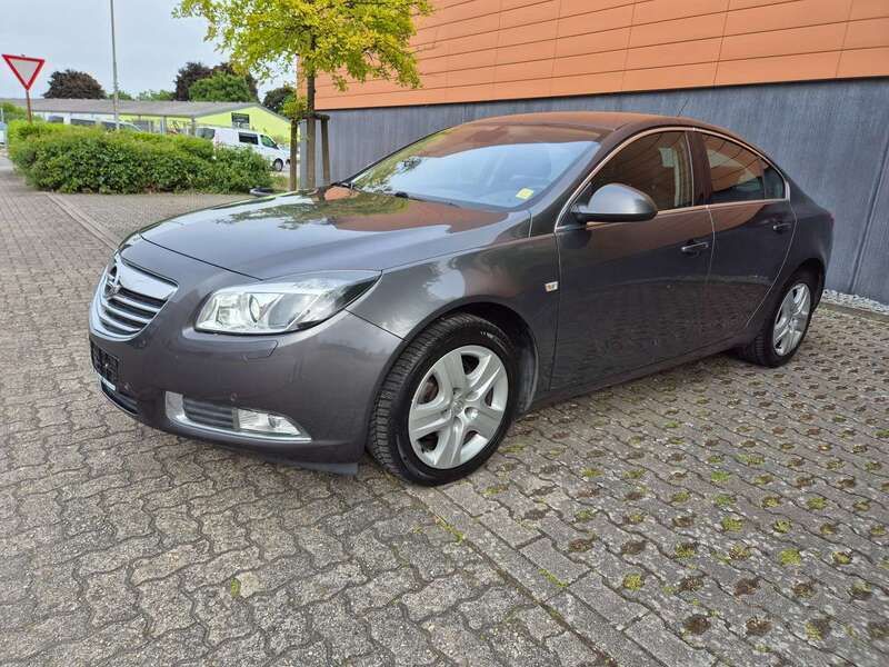 Grau Gebraucht 2009 Opel Insignia Edition Limousine | 6.490 € (Fairer Preis) - Bild 1/4