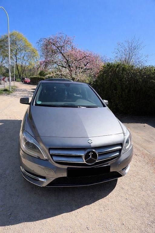 Gebraucht Mercedes B180 122 PS (89 kW) 2012 Grau Van / Kleinbus