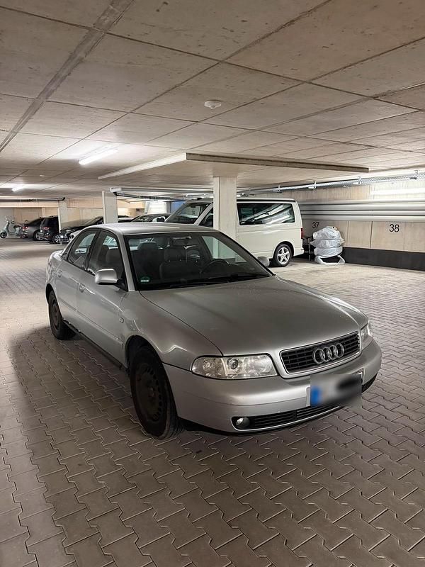 Second-hand Audi A4 102 CP (75 kW) 2000 Argintiu Berlinǎ