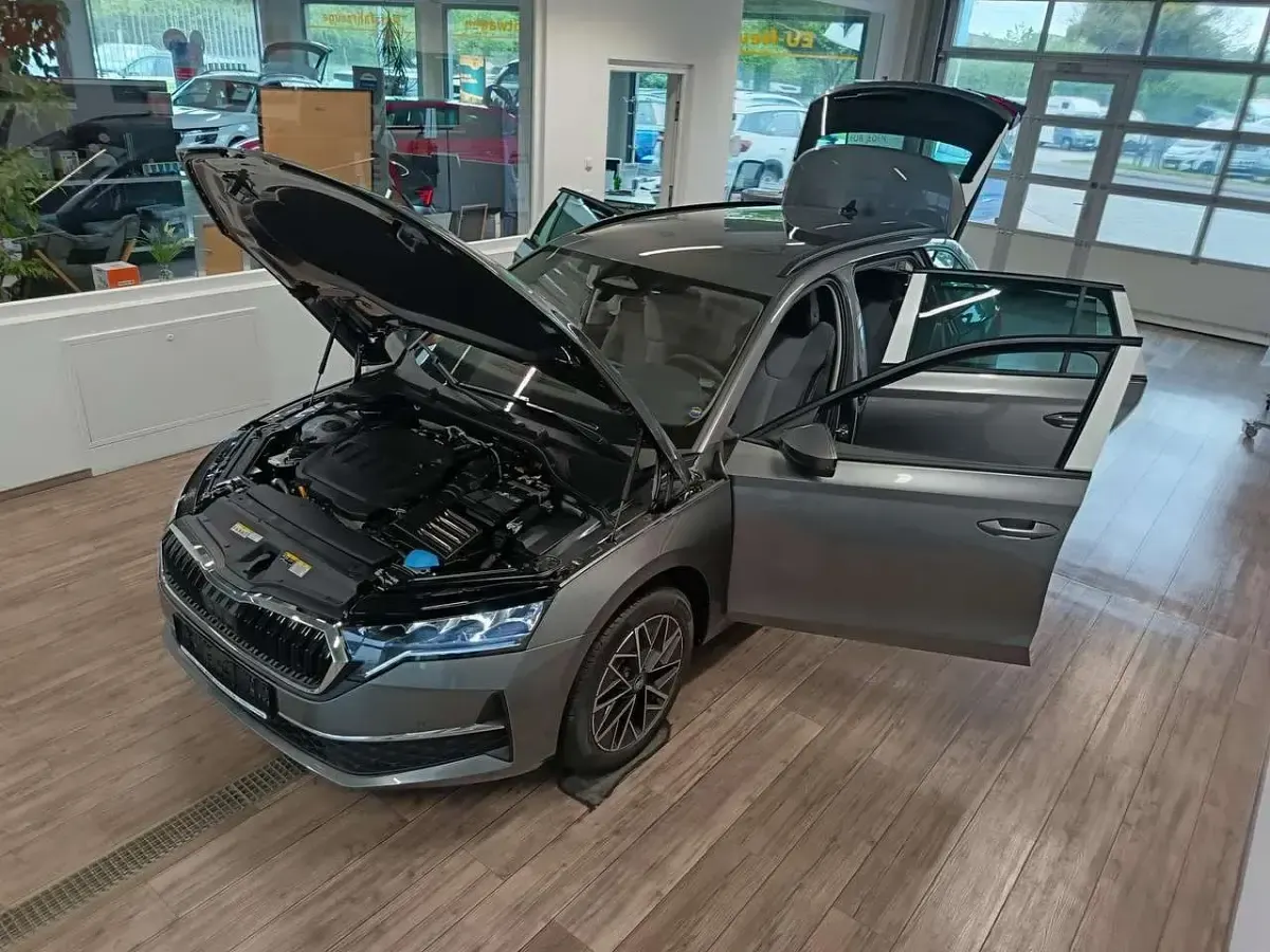 Neu Skoda Octavia 150 PS (110 kW) 2026 Grau Kombi