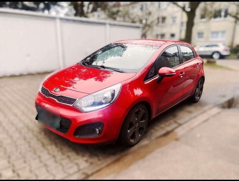 Rot Gebraucht 2015 Kia Rio Spirit Limousine | 5.000 € (Superpreis) - Bild 1/4