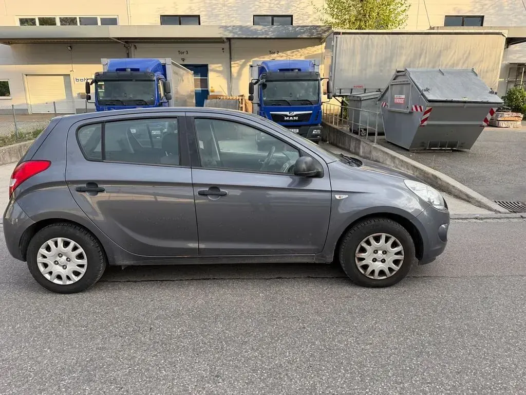 Gebraucht Hyundai i20 Comfort 77 PS (56 kW) 2012 Grau Kleinwagen