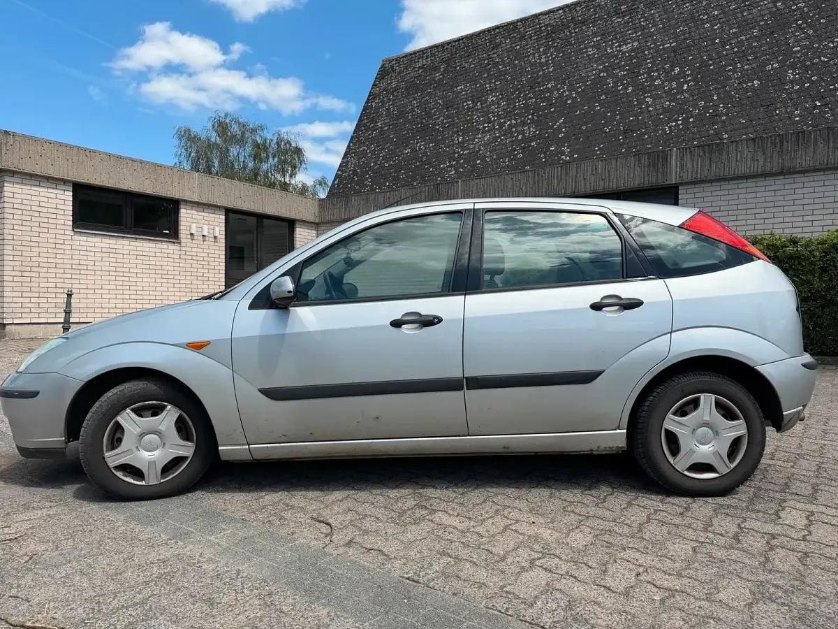 Gebraucht Ford Focus 75 PS (55 kW) 2002 Silber Limousine