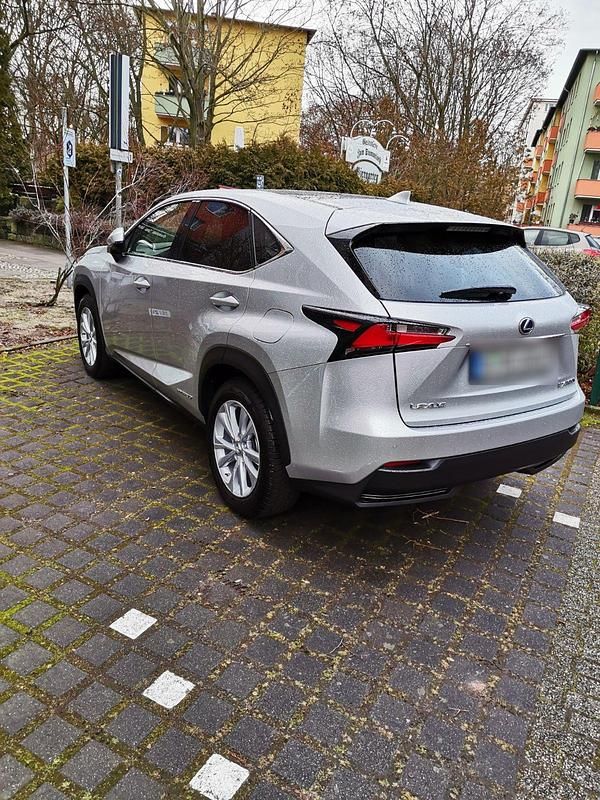 Silber Gebraucht 2016 Lexus NX300h SUV | 24.000 € (Fairer Preis) - Bild 1/4