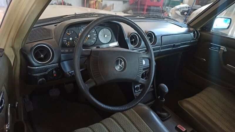 Gebraucht Mercedes 200 94 PS (69 kW) 1976 Beige Limousine