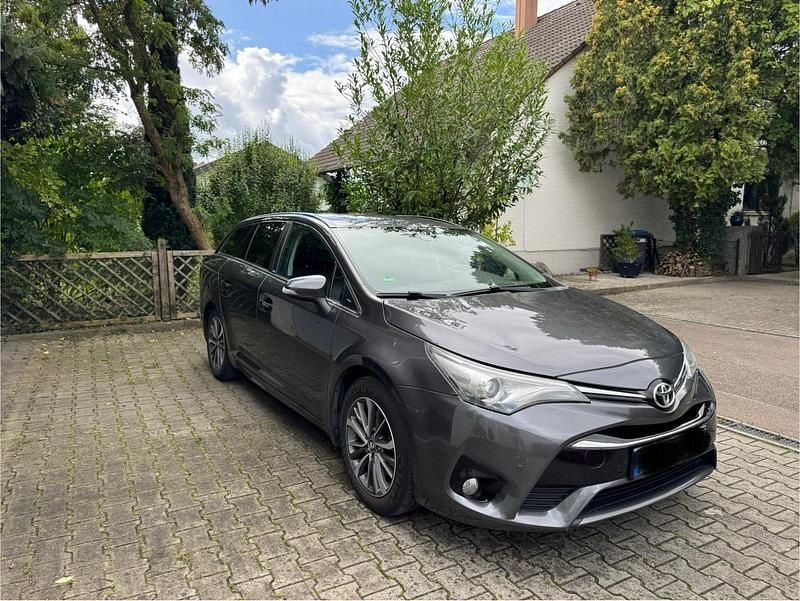 Grau Gebraucht 2016 Toyota Avensis Edition-S Kombi | 7.999 € (Guter Preis) - Bild 1/4
