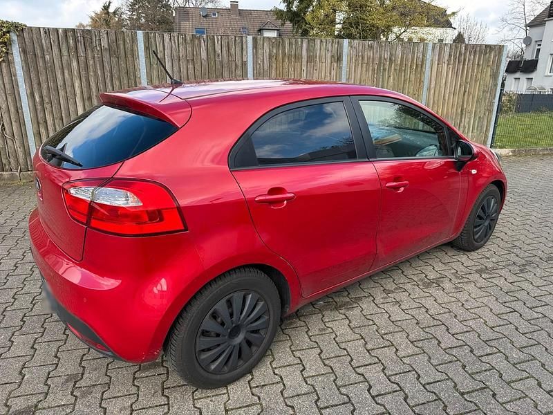 Gebraucht Kia Rio 86 PS (63 kW) 2013 Rot Kleinwagen