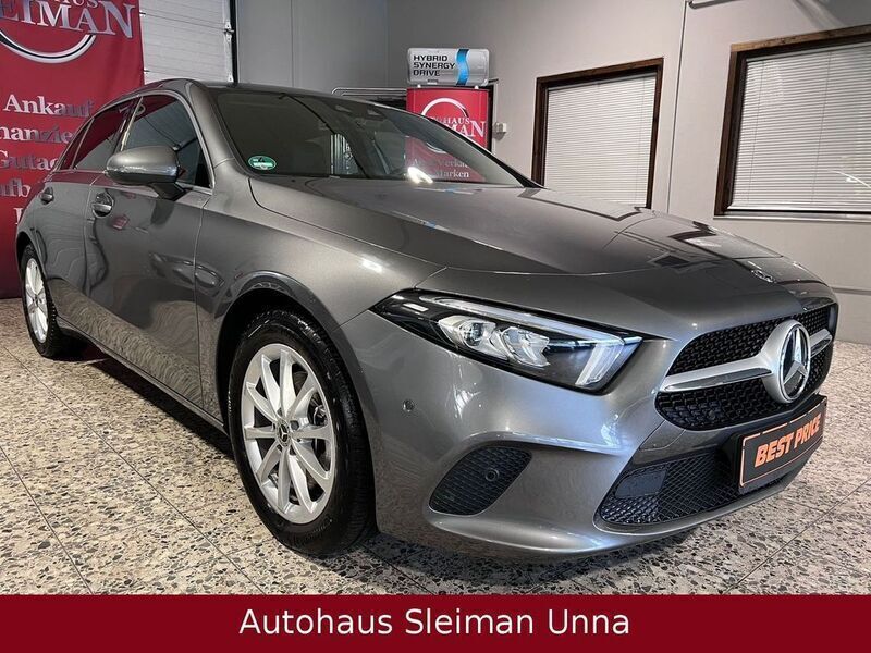 Grau metallic Gebraucht 2020 Mercedes A200 Limousine | 26.990 € (Fairer Preis) - Bild 1/4