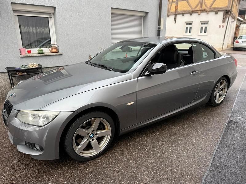 Grau Gebraucht 2013 BMW 330 Cabriolet M Sport Cabrio | 14.299 € (Fairer Preis) - Bild 1/4