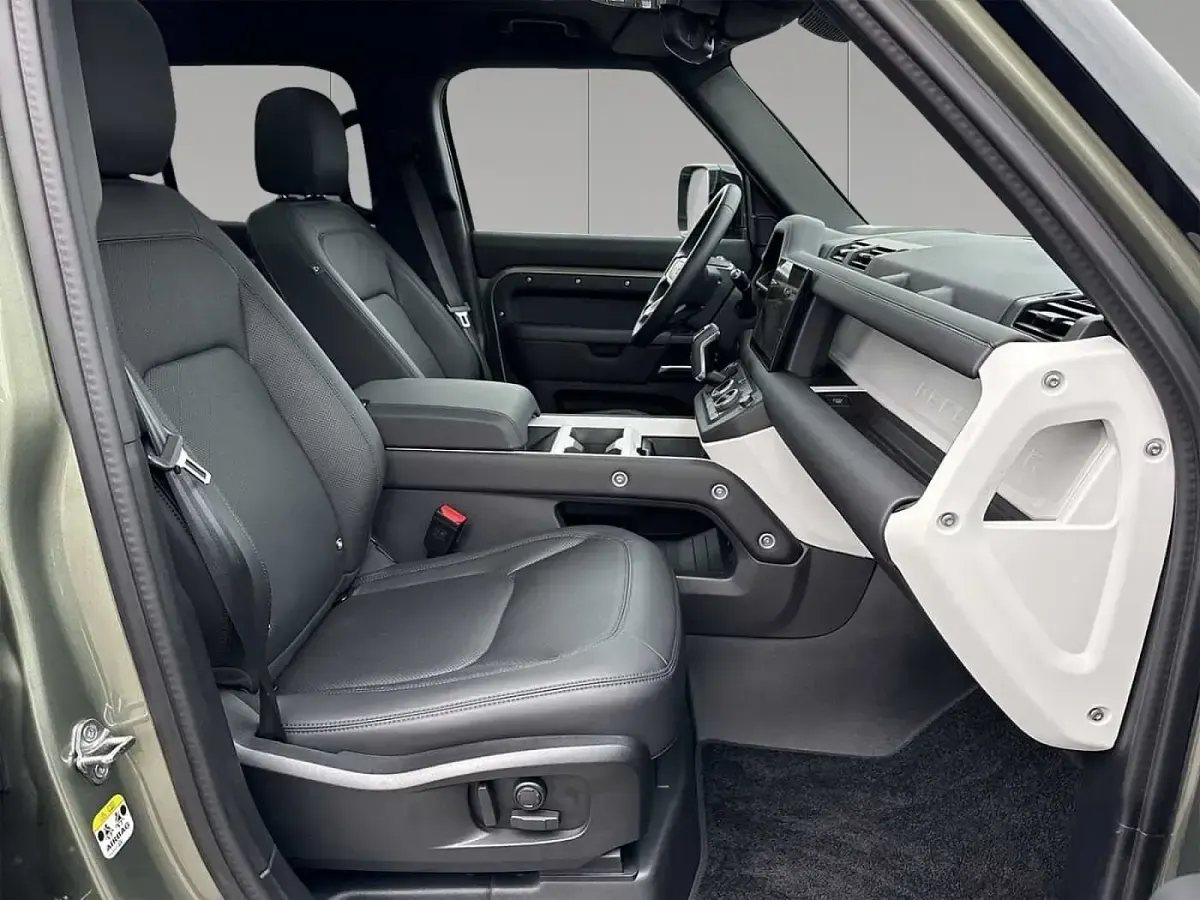 Gebraucht Land Rover Defender SE Dynamic 304 PS (223 kW) 2025 Pangea green SUV