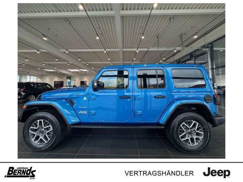 Hydro blue metallic Neu 2024 Jeep Wrangler Unlimited Sahara SUV | 63.985 € (Fairer Preis) - Bild 1/3