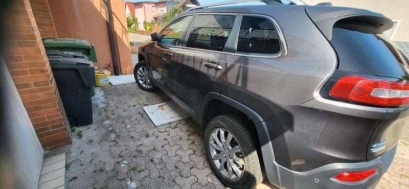 Grau Gebraucht 2015 Jeep Cherokee Night Eagle SUV | 11.500 € (Guter Preis) - Bild 1/4