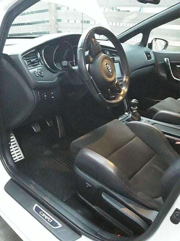 Weiß Gebraucht 2018 Kia Ceed GT-Track Limousine | 16.500 € (Fairer Preis) - Bild 1/4