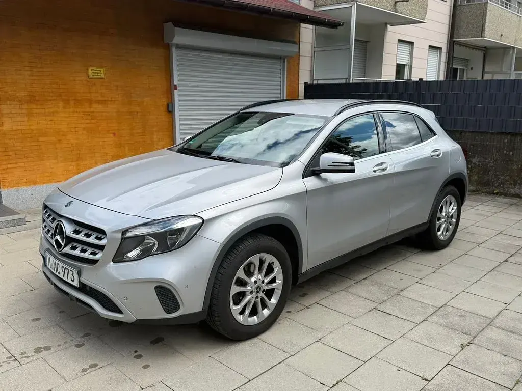 Gebraucht Mercedes GLA180 122 PS (89 kW) 2017 Silber SUV