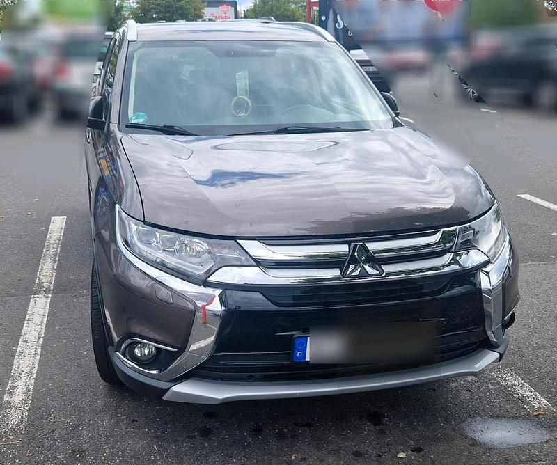 Grau Gebraucht 2017 Mitsubishi Outlander SUV | 12.900 € - Bild 1/4
