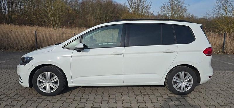 Gebraucht VW Touran Trendline 116 PS (85 kW) 2016 Weiß Van / Kleinbus