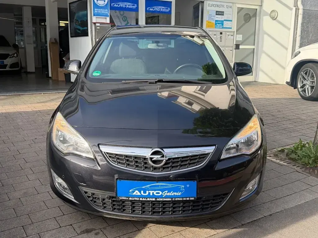 Gebraucht Opel Astra Design Edition 140 PS (102 kW) 2011 Schwarz Limousine