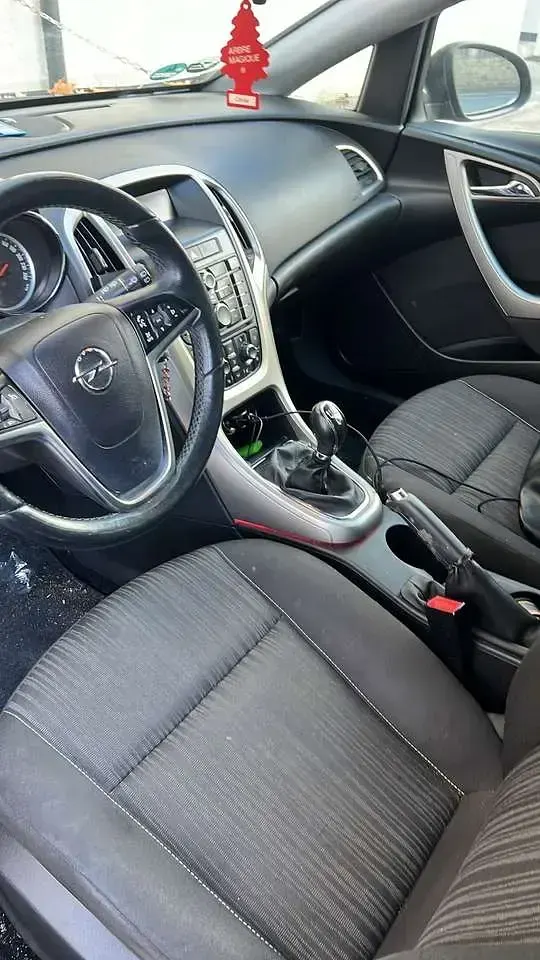 Gebraucht Opel Astra Design Edition 120 PS (88 kW) 2011 Schwarz Kleinwagen