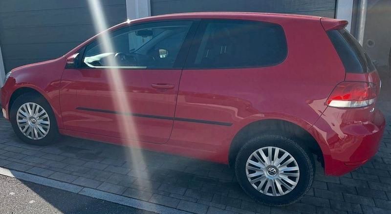 Gebraucht VW Golf VI 105 PS (77 kW) 2011 Rot Kleinwagen