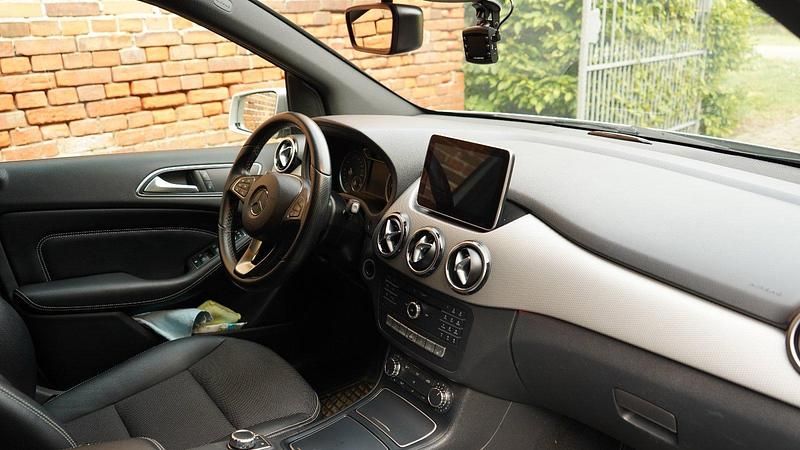 Gebraucht Mercedes B200 136 PS (100 kW) 2015 Silber Van / Kleinbus