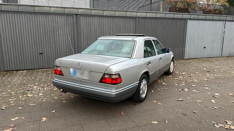 Gebraucht Mercedes E420 279 PS (205 kW) 1995 Silber Limousine