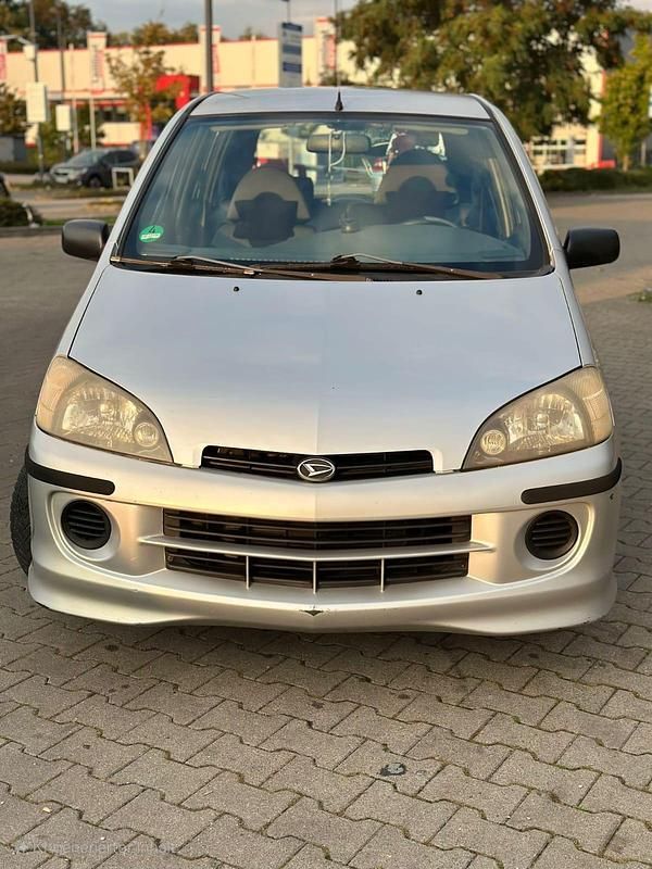 Silber Gebraucht 2003 Daihatsu YRV Van / Kleinbus | 1.000 € - Bild 1/4