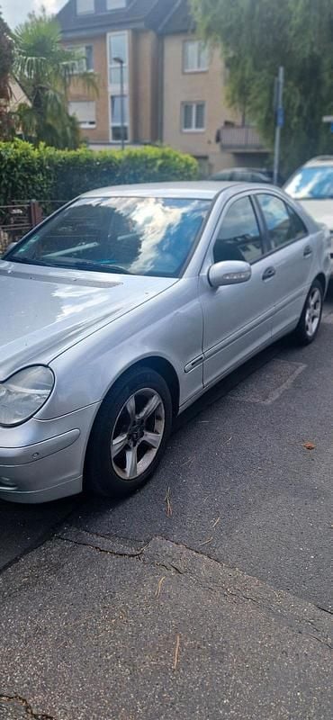Silber Gebraucht 2003 Mercedes C180 Limousine | 800 € (Superpreis) - Bild 1/2