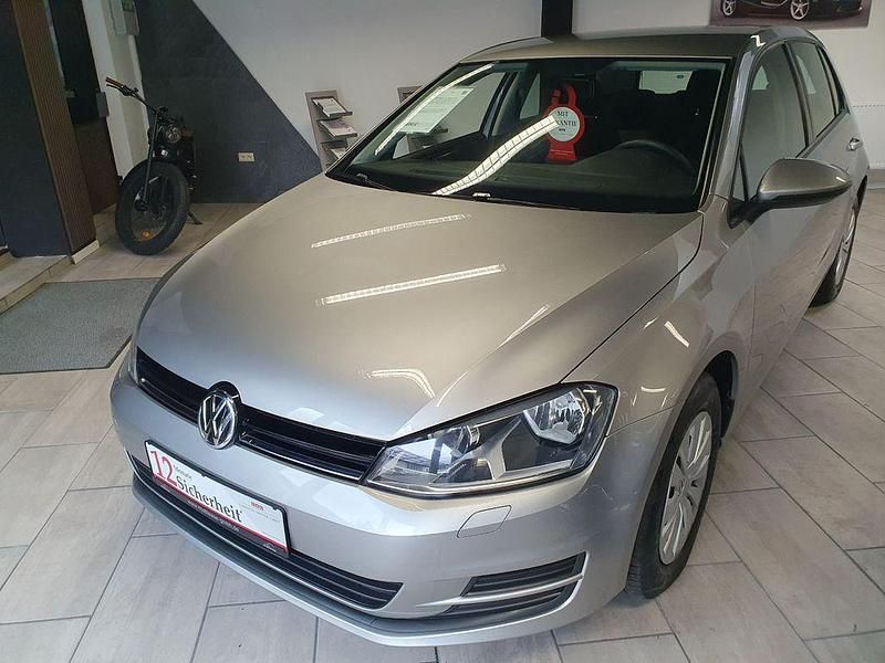 Grau Gebraucht 2015 VW Golf VII Trendline Limousine | 8.799 € (Fairer Preis) - Bild 1/4