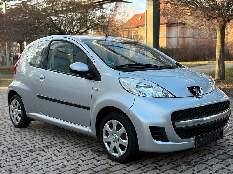 Silber Gebraucht 2009 Peugeot 107 Kleinwagen | 1.100 € (Superpreis) - Bild 1/4