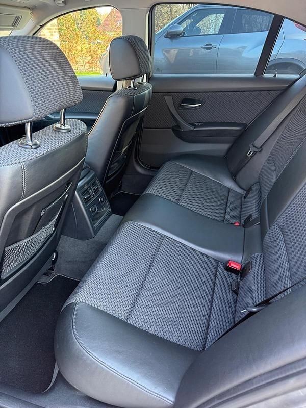 Gebraucht BMW 320 177 PS (130 kW) 2009 Grau Limousine