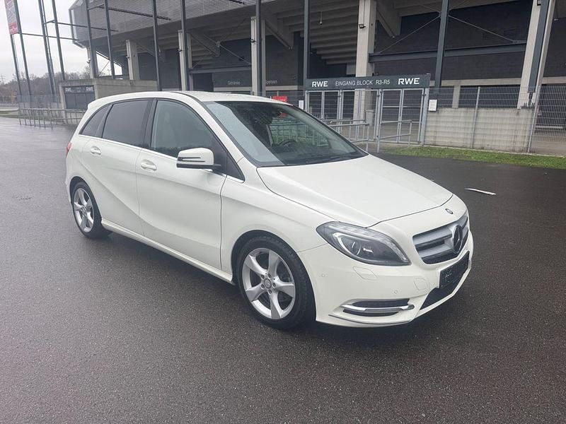 Weiß Gebraucht 2014 Mercedes B180 Van / Kleinbus | 7.990 € (Guter Preis) - Bild 1/4
