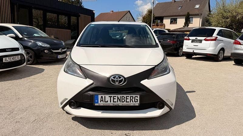 Gebraucht Toyota Aygo 69 PS (50 kW) 2016 Weiß Kleinwagen