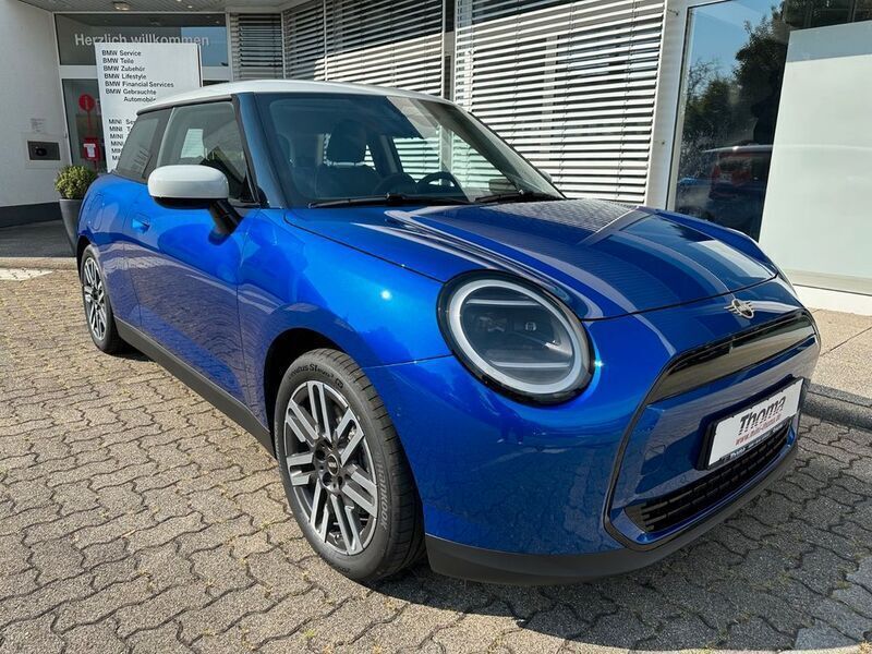 Blazing blue Gebraucht 2024 Mini Cooper Classic Kleinwagen | 36.990 € - Bild 1/4