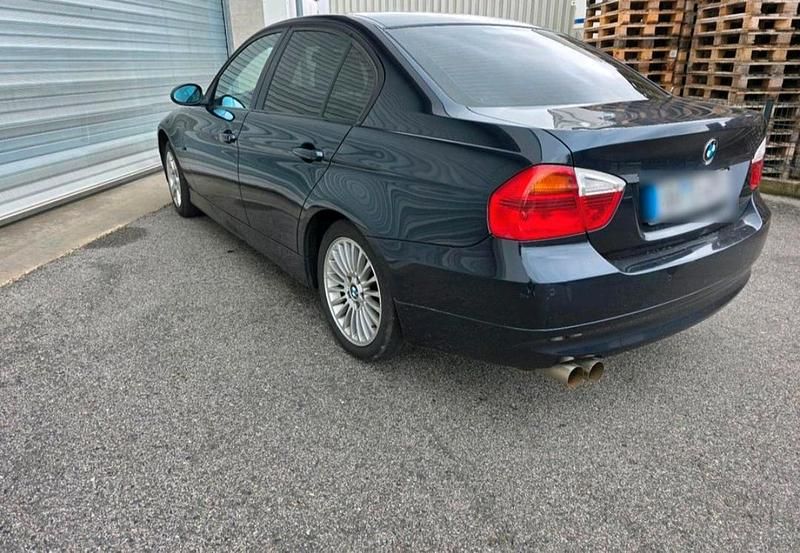 Blau Gebraucht 2005 BMW 318 Limousine | 2.000 € (Superpreis) - Bild 1/4