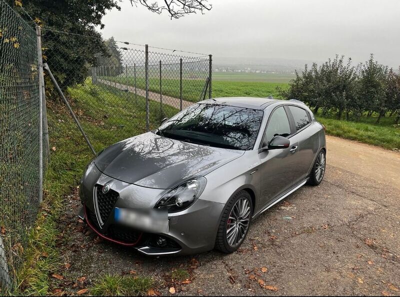 Grau Gebraucht 2017 Alfa Romeo Giulietta Veloce Kleinwagen | 22.999 € (Teuer) - Bild 1/4