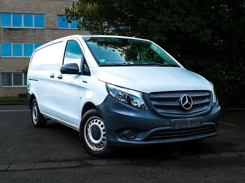 Weiß Gebraucht 2021 Mercedes e-Vito Van / Kleinbus | 17.850 € (Etwas zu teuer) - Bild 1/4