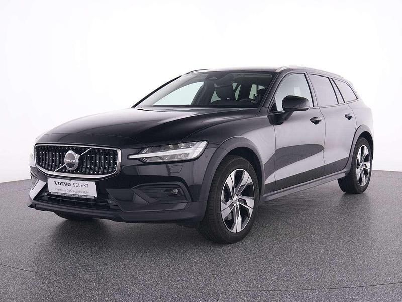 Gebraucht Volvo V60 CC Plus 197 PS (144 kW) 2023 Schwarz onyx black / metallic Kombi