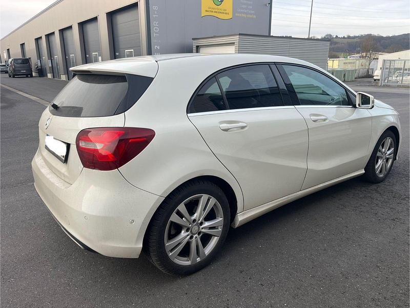 Gebraucht Mercedes A180 122 PS (89 kW) 2017 Weiß Limousine
