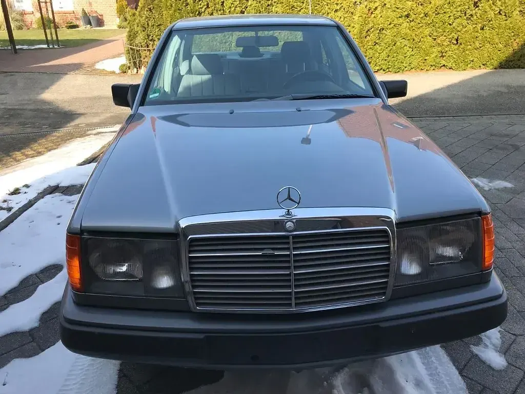 Gebraucht Mercedes E230 131 PS (96 kW) 1988 Grau Limousine