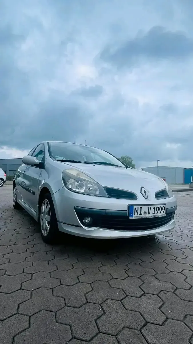 Gebraucht Renault Clio II 60 PS (44 kW) 2007 Silber Kleinwagen