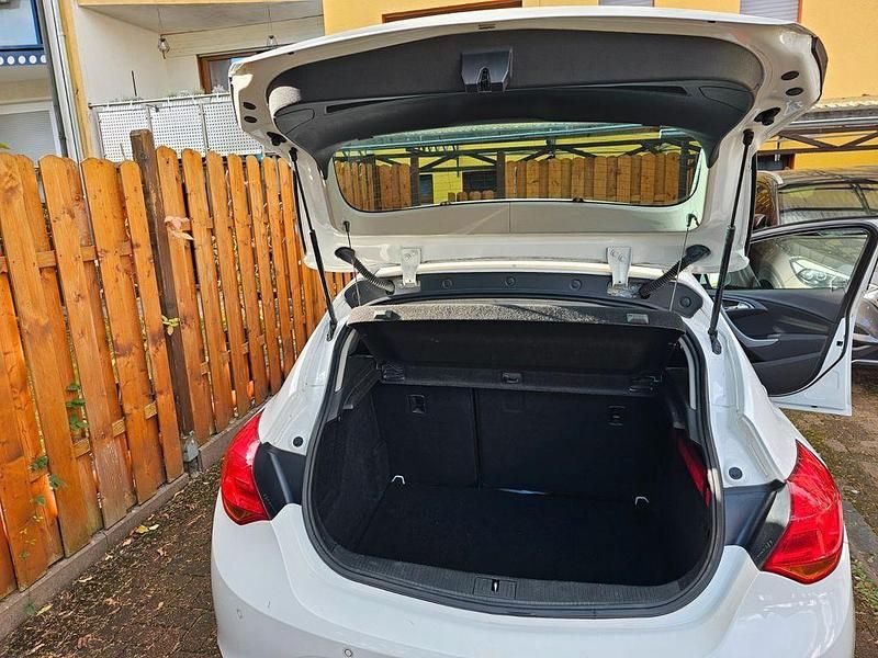 Gebraucht Opel Astra 120 PS (88 kW) 2014 Weiß Limousine